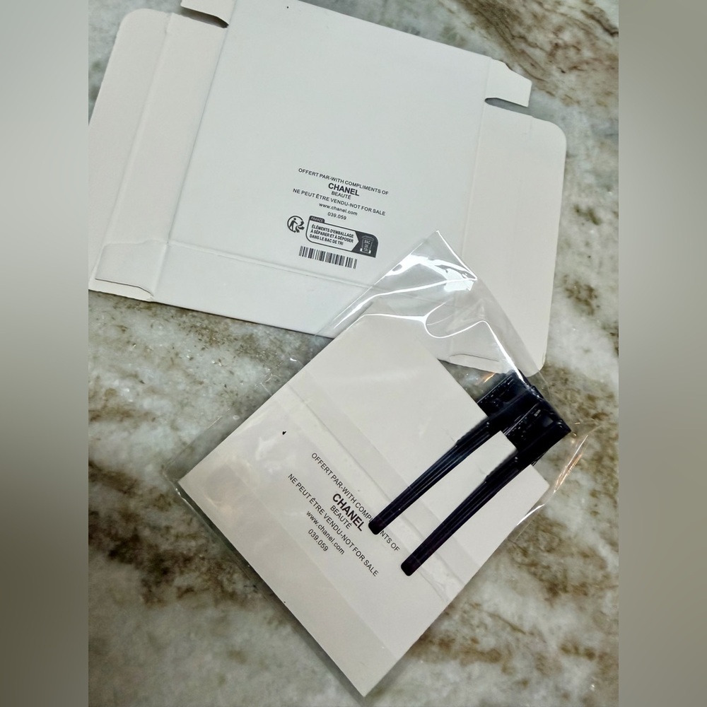 Chanel Black Rhinestone Barrettes set of two. New in SEALED Bag & BEAUTE Box GWP - Picture 2 of 7